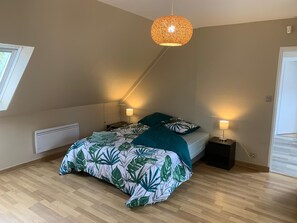 3 bedrooms, iron/ironing board, WiFi, bed sheets