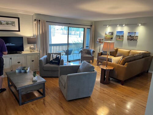 On the green! Enjoy awesome views, central location, ready for your tee time!