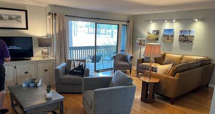 On the green! Enjoy awesome views, central location, ready for your tee time!