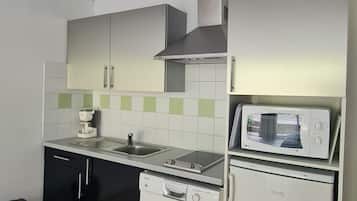 JÀÀkaappi, mikroaaltouuni, liesi, astianpesukone