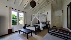 Escritorio, sistema de insonorización y wifi gratis 