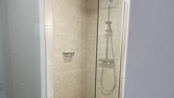 Deluxe-Doppelzimmer, eigenes Bad | Badezimmer | Dusche, Regendusche, kostenlose Toilettenartikel, Haartrockner