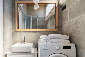 Apartament | Bany | Dutxa, articles de tocador gratuïts, assecador de cabells i bidet 