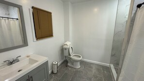 Haartrockner, Handtücher, Seife, Toilettenpapier