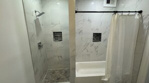 Sèche-cheveux, serviettes fournies, savon, papier toilette