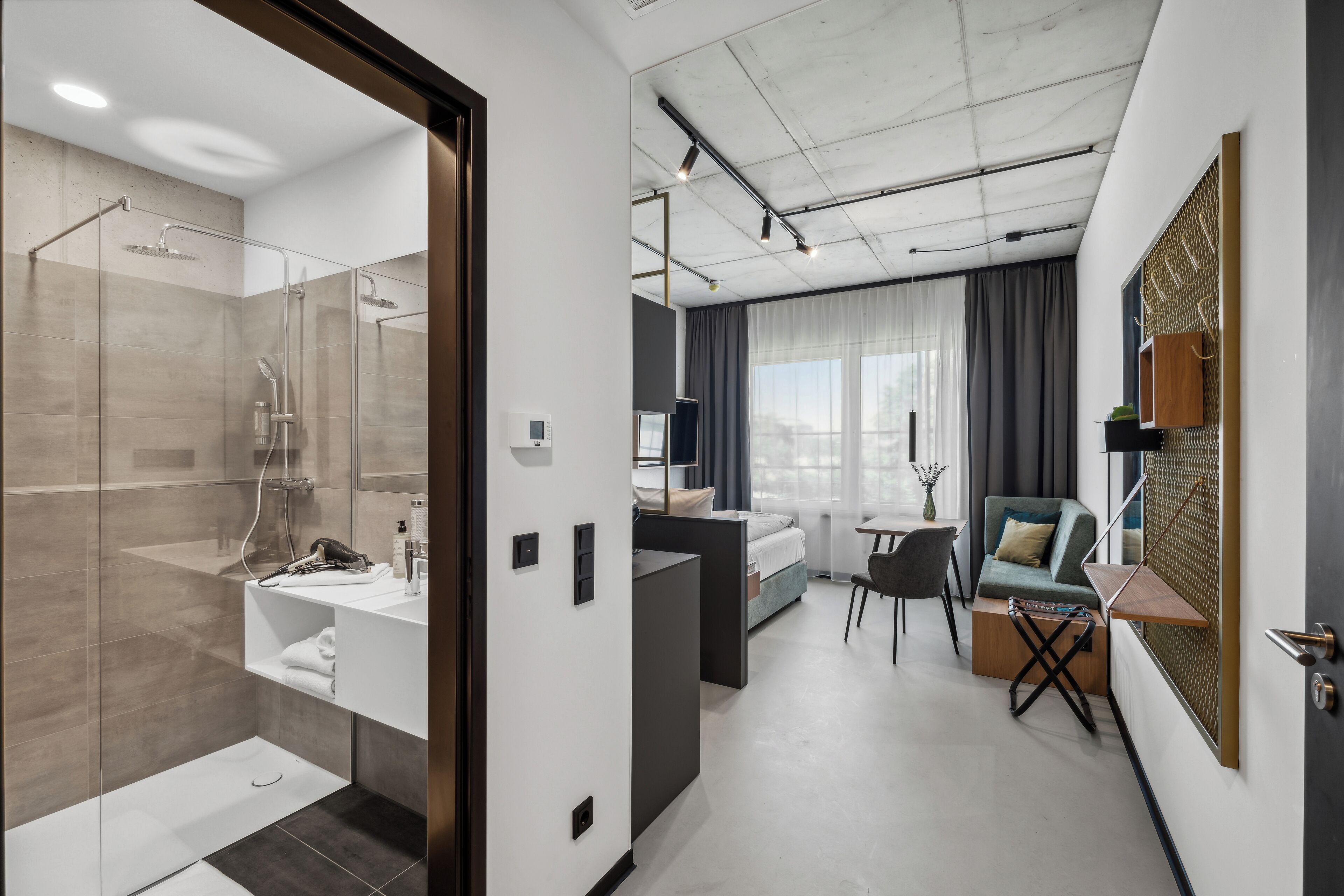 Hochwertige Bettwaren, laptopgeeigneter Arbeitsplatz