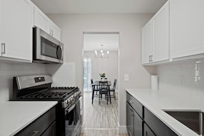 Fridge, microwave, oven, stovetop - Cozy Stay  Modern Comfort in the City (Rochester Hills)
