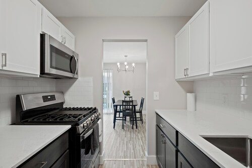 Cozy Stay  Modern Comfort in the City