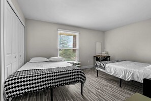 2 bedrooms, desk, iron/ironing board, WiFi - Your Home Away From Home in Rochester Hills! (Rochester Hills)