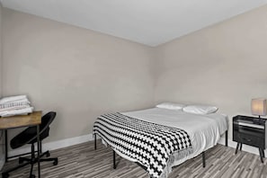 2 bedrooms, desk, iron/ironing board, WiFi - Your Home Away From Home in Rochester Hills! (Rochester Hills)