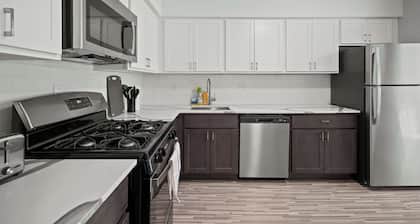 Stylish & Modern Unit Prime Location & Comfort