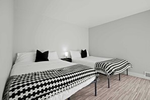 2 عدّة غرف نوم ومكواة/لوح كي وواي فاي وملاءات أسرّة