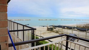 Un balcón con vista a la playa y al mar.