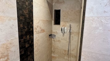 Dusche, Handtücher, Toilettenpapier