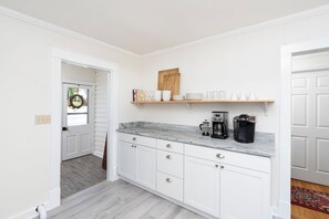 Fridge, microwave, oven, stovetop - The All-American Cottage Seconds from Gypsy Hill Park! Kid and Pet friendly! (Staunton)