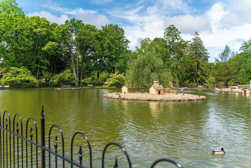 The All-American Cottage Seconds from Gypsy Hill Park! Kid and Pet friendly!