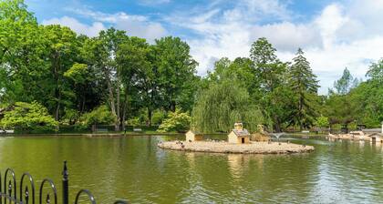 The All-American Cottage Seconds from Gypsy Hill Park! Kid and Pet friendly!