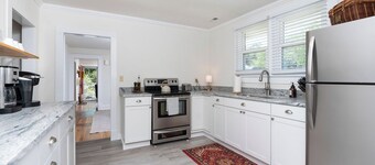 The All-American Cottage Seconds from Gypsy Hill Park! Kid and Pet friendly!