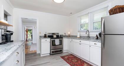 The All-American Cottage Seconds from Gypsy Hill Park! Kid and Pet friendly!