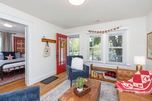 3 bedrooms, iron/ironing board, travel cot, WiFi - The All-American Cottage Seconds from Gypsy Hill Park! Kid and Pet friendly! (Staunton)