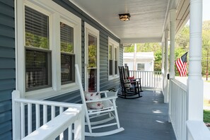 Terrace/patio - The All-American Cottage Seconds from Gypsy Hill Park! Kid and Pet friendly! (Staunton)