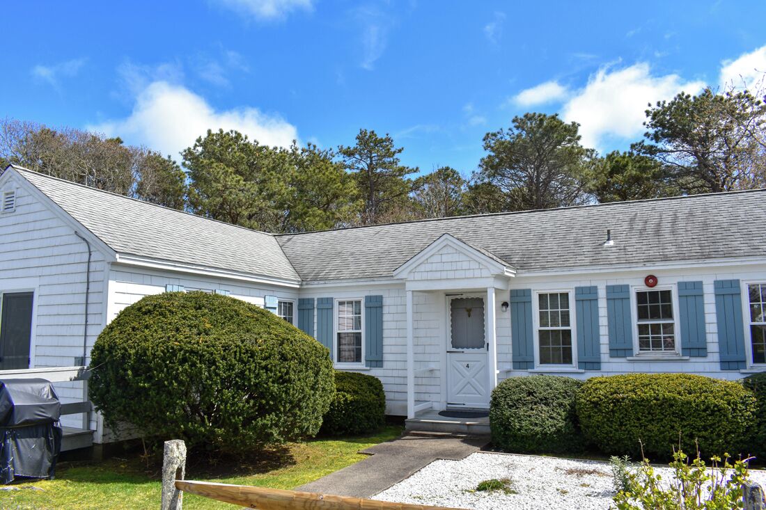Renovated studio condo unit, 10-12 minute walk to the beach