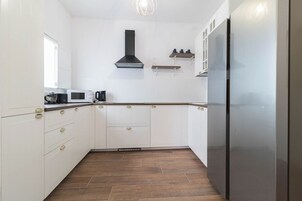 Frigorifero con congelatore, microonde, piano cottura, tostapane