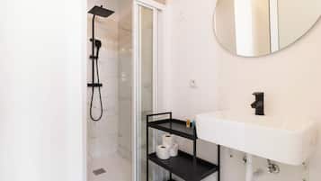 Standaard tweepersoonskamer | Badkamer | Een douche, een regendouche, een haardroger, handdoeken