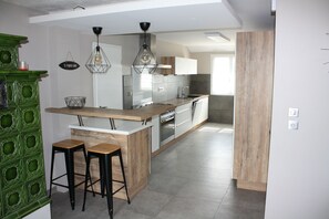 雪櫃、微波爐、焗爐、洗碗機