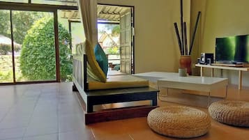 Casa de campo de lujo, varias camas, para no fumadores, vista a la alberca | 1 habitación, caja de seguridad en la habitación y muebles diferentes