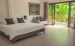 Kahden hengen elite-huone, näköala uima-altaalle | Tallelokero huoneessa, yksilöllisesti kalustettu, ilmainen Wi-Fi