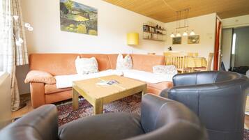 Fernseher, Tischfußball, Tischtennisplatte