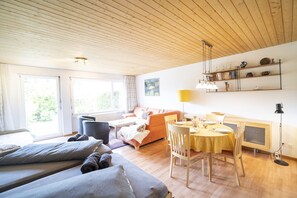 TV, tavolo da calcetto, tavolo da ping pong