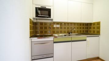 Kühlschrank, Mikrowelle, Wasserkocher mit Kaffee-/Teezubehör