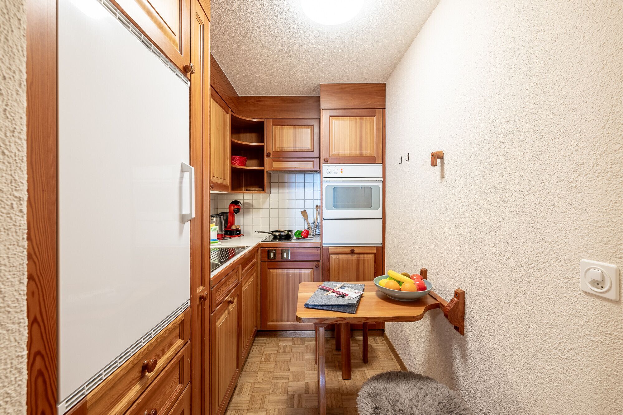 Kühlschrank, Ofen, Wasserkocher mit Kaffee-/Teezubehör, Wasserkocher