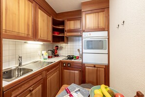 Réfrigérateur, four, plaque de cuisson, cafetière/bouilloire