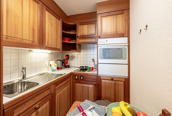 Kühlschrank, Ofen, Wasserkocher mit Kaffee-/Teezubehör, Wasserkocher