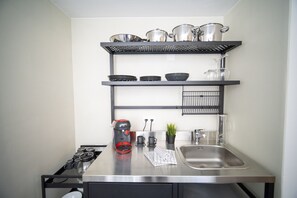 Kylskåp, mikrovågsugn, kaffe- och tebryggare och grytor/köksredskap