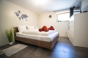 Free WiFi, bed sheets - STUDIO NUNA: RENOVATED 1-ROOM FLAT IN THE FORMER MILL OF THE MOUNTAIN VILLAGE OF ARDEZ (Ardez)