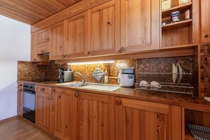 Fridge, oven, coffee/tea maker, electric kettle - CHASA CURASCH: COSY, MODERN FURNISHED, 1.5-ROOM HOLIDAY FLAT (Scuol)