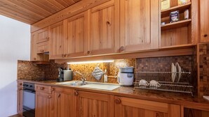 ماكينة لصنع القهوة/الشاي، ثلاجة، فرن، غلّاية كهربائية