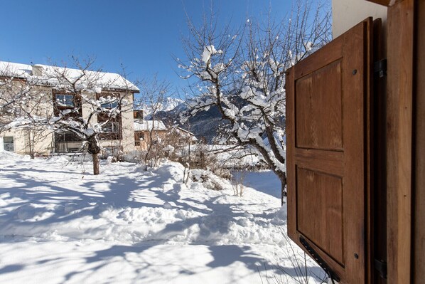 Property grounds - CHASA CURASCH: COSY, MODERN FURNISHED, 1.5-ROOM HOLIDAY FLAT (Scuol)