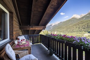 Outdoor dining - Chasa Buorcha: Renovated, exceptional 1.5-room penthouse with large panoramic balcony (Scuol)