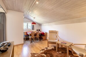 Dining - Chasa Buorcha: Renovated, exceptional 1.5-room penthouse with large panoramic balcony (Scuol)