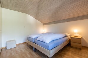 Free WiFi, bed sheets - Chasa Buorcha: Renovated, exceptional 1.5-room penthouse with large panoramic balcony (Scuol)
