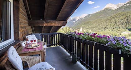 Chasa Buorcha: Renovierte, aussergewöhnliche 1.5-Zimmer-Dachwohnung mit grossem Panorama-Balkon