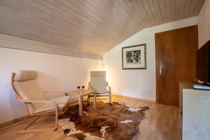 Interior - Chasa Buorcha: Renovated, exceptional 1.5-room penthouse with large panoramic balcony (Scuol)