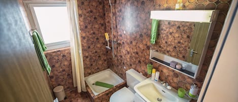 Dusj, hårføner og håndklær