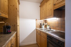Coffee/tea maker, fridge, microwave, oven