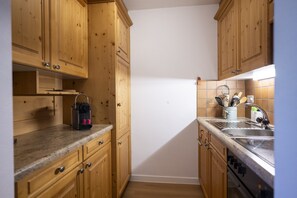 Coffee/tea maker, fridge, microwave, oven - Chasa Grusaida: Charming, cosy 2-room flat with balcony near the golf course (Vulpera)